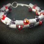 Bracciale in filo di alluminio e perle sfaccettate rosse e viola - MOLLA ROSSA