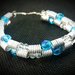Bracciale in filo di alluminio e perle sfaccettate azzurre e trasparenti - MOLLA AZZURRA