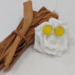 Piccoli orecchini a bottone Sakura, gioielli con fiori di ciliegio rosa, ipoallergenici, regalo per gli amanti dei fiori rosa, realizzati a mano in plastica termoretraibile - Italia