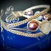 Bracciale in filo di alluminio e perle viola e bianche satinate - BRACCIALE SATELLITE