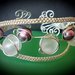 Bracciale in filo di alluminio e perle viola e bianche satinate - BRACCIALE SATELLITE