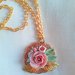 Collana con rosa di porcellana fredda. Su ordinazione