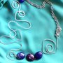 Collana in filo di alluminio e perle viola e argento fatta a mano 