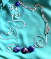Collana in filo di alluminio e perle viola e argento fatta a mano 