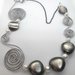 Collana in filo di alluminio argentato e perle bianche e antracite fatta a mano 