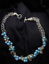 Collana in filo di alluminio TRICOTIN e perle in vetro azzurre e beige fatta a mano 