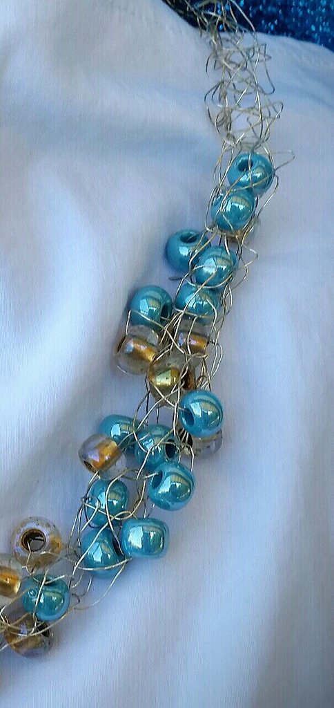 collana di filo di acciaio con perle di vetro rosse e azzurre - Gio