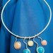 Collana/collier in filo di alluminio argentato e cabochon in resina azzurro, rosa e bianco perlato fatto a mano 