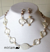                                                             parure: collana e orecchini perle e cristalli
