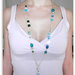                                       collana lunga con perle, cristalli, catena sui toni dell'azzurro/verde acqua marina