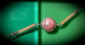 Braccialetto in filo di alcantara e cabochon rosa perlato fatto a mano 