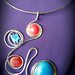 Collana/collier in filo di alluminio, cabochon in resina e vetro azzurro e rubino  fatto a mano 