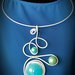 Collana/collier in filo di alluminio bianco e perle celesti e azzurre fatta a mano 