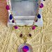 Collana con ciondolo in filo di alluminio, catena argentata e perle viola e lilla fatta a mano 