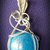 Collana/ciondolo in filo di alluminio e cabochon in resina azzurro perlato 