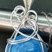 Collana/ciondolo in filo di alluminio e cabochon in resina azzurro perlato 