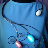 Collana/collier in filo di alluminio NERO e perle viola e celeste, fatta a mano--COLLIER NERO RICCI