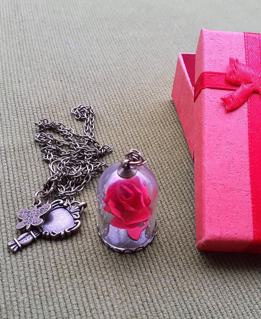 Collana con rosa, la bella e la bestia - Gioielli - Collane - di me