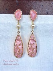 Orecchini pendenti con cristalli rosa e perle di Maiorca