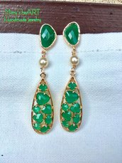Orecchini pendenti con cristalli verdi e perle di Maiorca