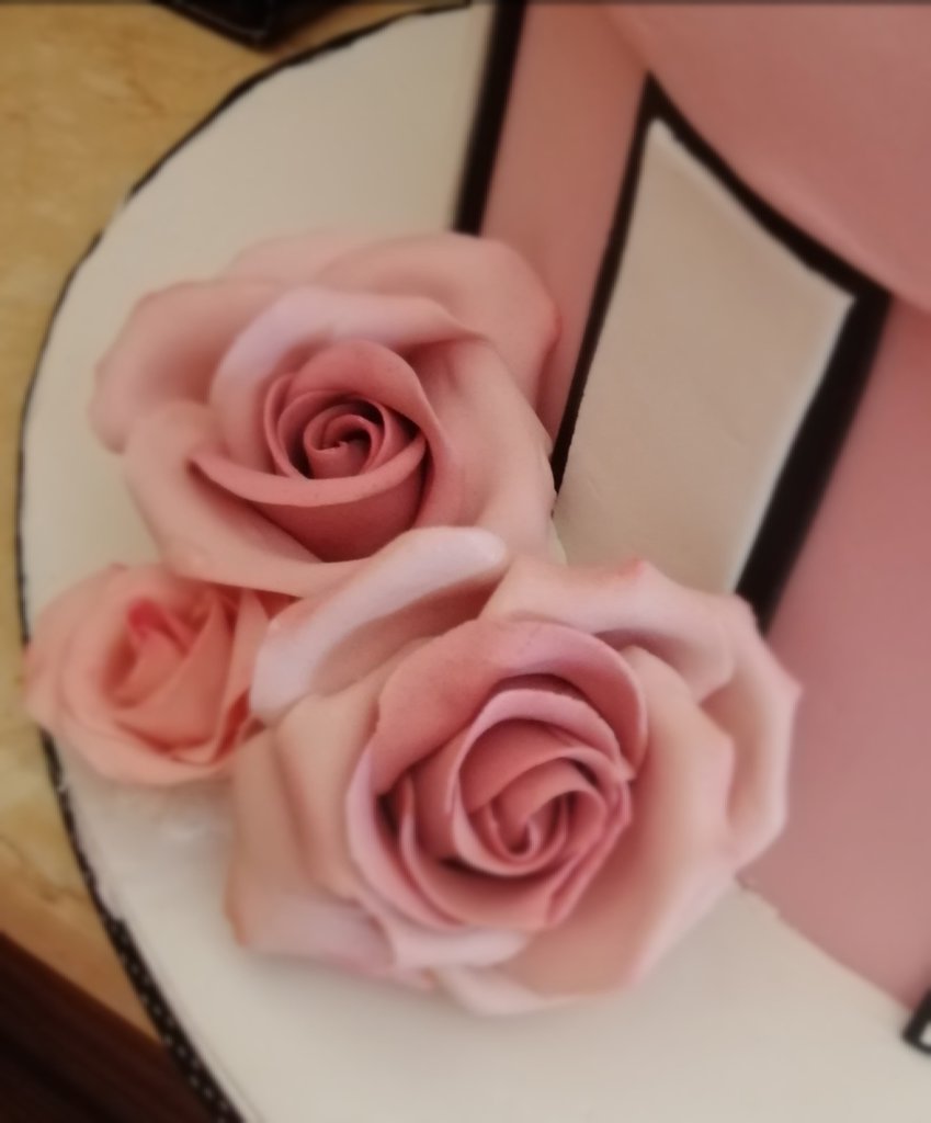 ROSE IN PASTA DI ZUCCHERO - Cake design - Cake topper - di My sweet