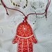  Ciondolo esoterico d iceramica mano di Fatima manufatta con  motivo graffito bianco fondo rosso