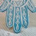  2° Ciondolo esoterico di ceramica mano di Fatima manufatta con motivo graffito bianco fondo mediterranè