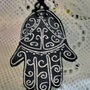 3° Ciondolo esoterico di ceramica mano di Fatima manufatta con motivo graffito bianco fondo nero