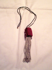 collana con ciondolo in cotone, perline e sabbia rossa (n°556)