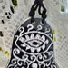5° Ciondolo esoterico di ceramica mano di Fatima manufatta con motivo graffito bianco con occhio su fondo nero