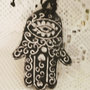 5° Ciondolo esoterico di ceramica mano di Fatima manufatta con motivo graffito bianco con occhio su fondo nero
