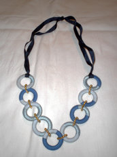 collana di anelli bicolori e nastro blu (n°569/570)