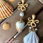 Orecchini asimmetrici realizzati con conchiglie vere, perni in zama e perle