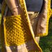 Sciarpa stola con inserti e tasche all'uncinetto lana merino giallo senape 