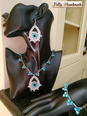 Set collana, bracciale ed orecchini ad uncinetto con perline