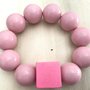 Bracciale elastico con perle colorate rosa