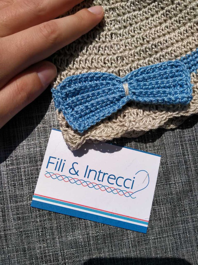 cappellino neonata con fiocco