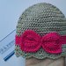 Cappellino uncinetto bimba / cappellino con fiocco fucsia / berretto neonata 