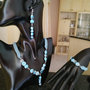 Set collana, bracciale e orecchini ad uncinetto con perline di vetro