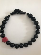 Collana girocollo con perle nere e componente in legno di colore rosso.