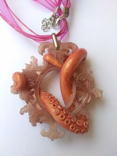 Collana con tentacolo rosa