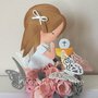 CAKE TOPPER PER COMUNIONE IN GOMMA CREPLA CON BAMBINA CHE PREGA FIORI E FARFALLE