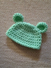 Cappellino coniglietto  in lana realizzato ad uncinetto neonato