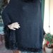 Mantella in lana nera con bordo tipo pelliccia