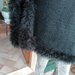 Mantella in lana nera con bordo tipo pelliccia
