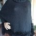 Mantella in lana nera con bordo effetto pelliccia 