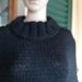 Mantella in lana nera con bordo effetto pelliccia 