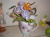 Vaso mug con fiori  ad uncinetto e ovetti