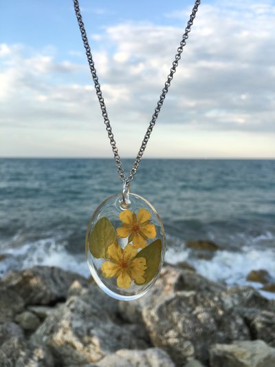 Collana con fiori gialli inglobati in resina epossidica, acciaio Collana con fiori gialli inglobati in resina epossidica, acciaio
