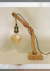 Lampada artigianale in legno con lampadina prismatica
